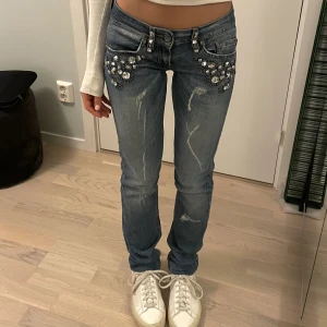 Lågmidjade jeans - så snygga unika Lågmidjade jeans med coola detaljer vid fickorna, typ diamant-paljetter. ✨midjemått är ca 34cm tvärs över, innerbenslängd ca 83cm💕 Kan mötas upp i Sthlm eller posta mot kostnad💕