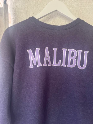 Tröja - Lila tjocktröja köpt på kings and Queens. Aldrig använd, säljer pga den tyvärr var för kort för mig i ärmarna🤍köpt för 299 kr 