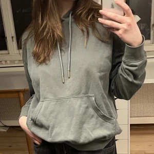 Hoodie  - Fin grön hoodie från bikbok som tyvärr aldrig kommer till användning. Hör gärna av dig om du har frågor!