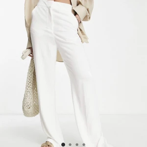 Linnebyxor - Slutsålda snygga linnebyxor från Asos!!! Aldrig använda men har av någon anledning sprättat bort lappen i bak där storleken står men dom är i storlek 36. Jag är 173cm lång och dom är långa på mig🥰