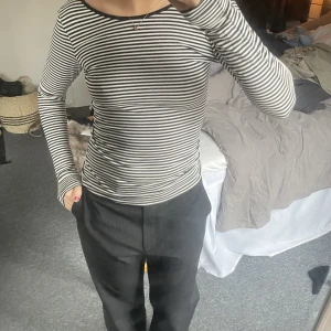 Arket topp - Säljer denna fina tröja från arket som är öppen i ryggen då den inte kommer till användning längre! Om fler bilder önskas är de bara att skriva <3 köparen står för frakten