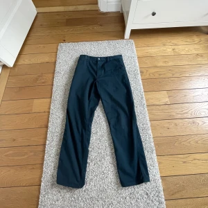 Carhartt Byxor - ✏️ Riktigt feta carhartt byxor. Waist 31 Length 32. Lite blekta vid benöppningen (skriv för fler bilder). Väldigt mörk grön färg.