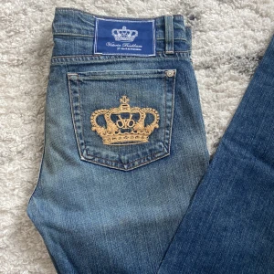 Victoria beckhem jeans - Jätte snygga jeans från Viktoria beckhem!  Väldigt bra skick förutom en liten slitning längst ner. Bild skickas. Skicka för mer info eller bilder🥰 Midjemått ca 88cm och längd 110 cm