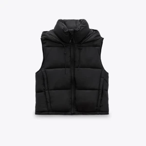 Väst från zara  - Säljer denna super snygga och populära västen från zara på grund av att den inte kommer till användning längre. Passar perfekt nu till våren!