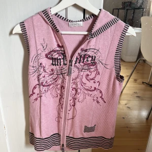 y2k väst - såååå snygg y2k väst, köpt på sellpy med mycket bra skick, frakt tillkommer återkommer om pris där