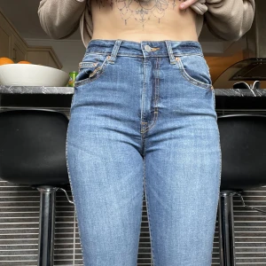 Skinnet highwasit jeans - Dessa har bra strech och är långa. Passar någon som är ca 175 cm lång. Säljer dessa för att jag inte använder dem. Dem är normala i strl. 