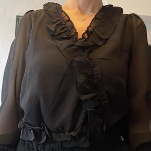 Svart  - Svart super fin blus storleken är 40 men kan passa som en 38 eftersom att den är lite tajt kontakt vi intresse eller frågor gärna❣️❣️