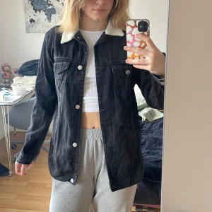 Jeans Jacket - black jean jacket with wool by the collar