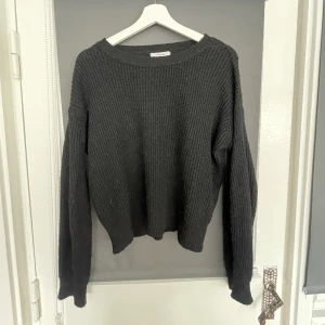 Stickad tröja  - Svart stickad tröja från Chiquelle i storlek onesize💕