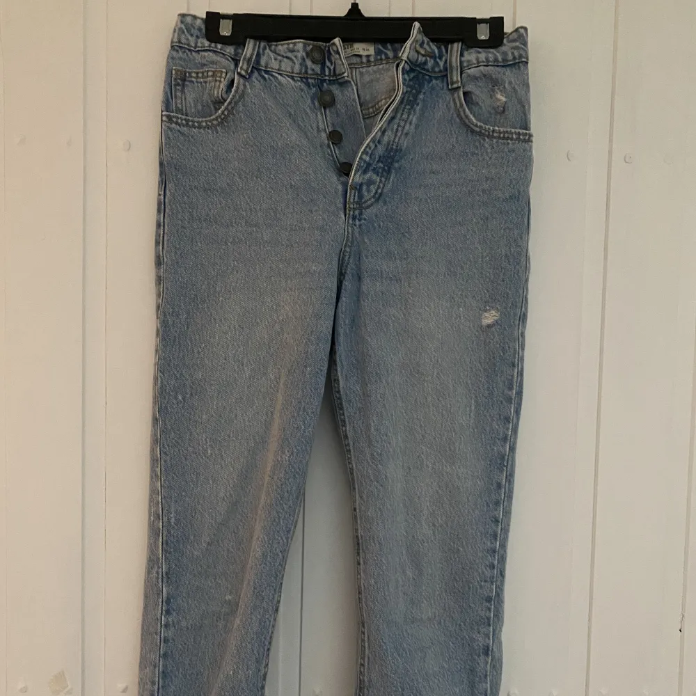 Blåa mom jeans från Zalando. Lite slitningar i designen. Mycket fint skick. Jeans & Byxor.