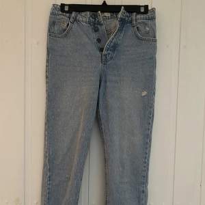 Blåa mom jeans från Zalando. Lite slitningar i designen. Mycket fint skick