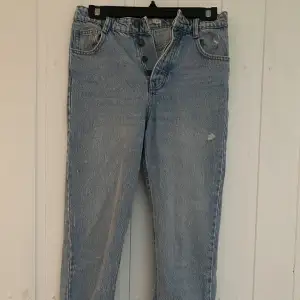 Blåa mom jeans från Zalando. Lite slitningar i designen. Mycket fint skick