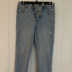 Mom jeans - Blåa mom jeans från Zalando. Lite slitningar i designen. Mycket fint skick