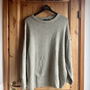 Stickad tröja - En sparsamt använd stickad tröja från 157 lager i storlek L. Ej nopprig. Ljusgrön fastän färgen inte syns så bra på bilden. 