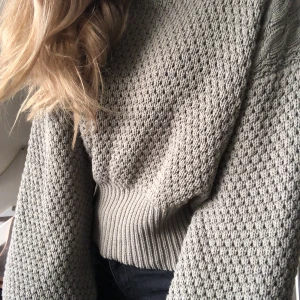 Virkad tröja  - En virkad, grön, fin tröja från NA-KD. Väldigt skön och söt 