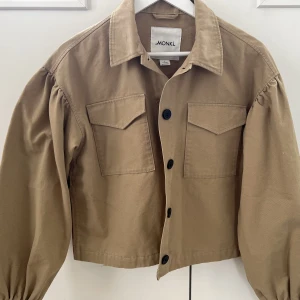 Beige vårjacka - Jätte fin, beige jacka perfekt nu till våren! Aldrig använd, endast prövad. Säljer då den är lite för kort för mig💕