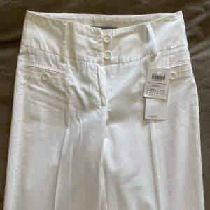 vita kostymbyxor från Lindex, lapp kvar. innerbenslängd 80cm, midjemått 68cm. kan inte ta bilder på för att de är för små på mig