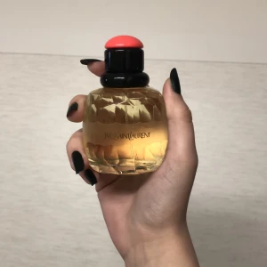 YSL paris parfym  - köpte fel Paris parfym och denna va ingen lukt för mig, blommig, kryddig och jättegod lukt men för ljus feminin lukt för att passa mig tyvär, använd Max 3 sprut för att lukta på den annars helt ny:) nypris ligger runt 1200kr