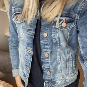Jeansjacka - Jeansjacka som knappt är använd, superfint skick!🫶🏼🙈
