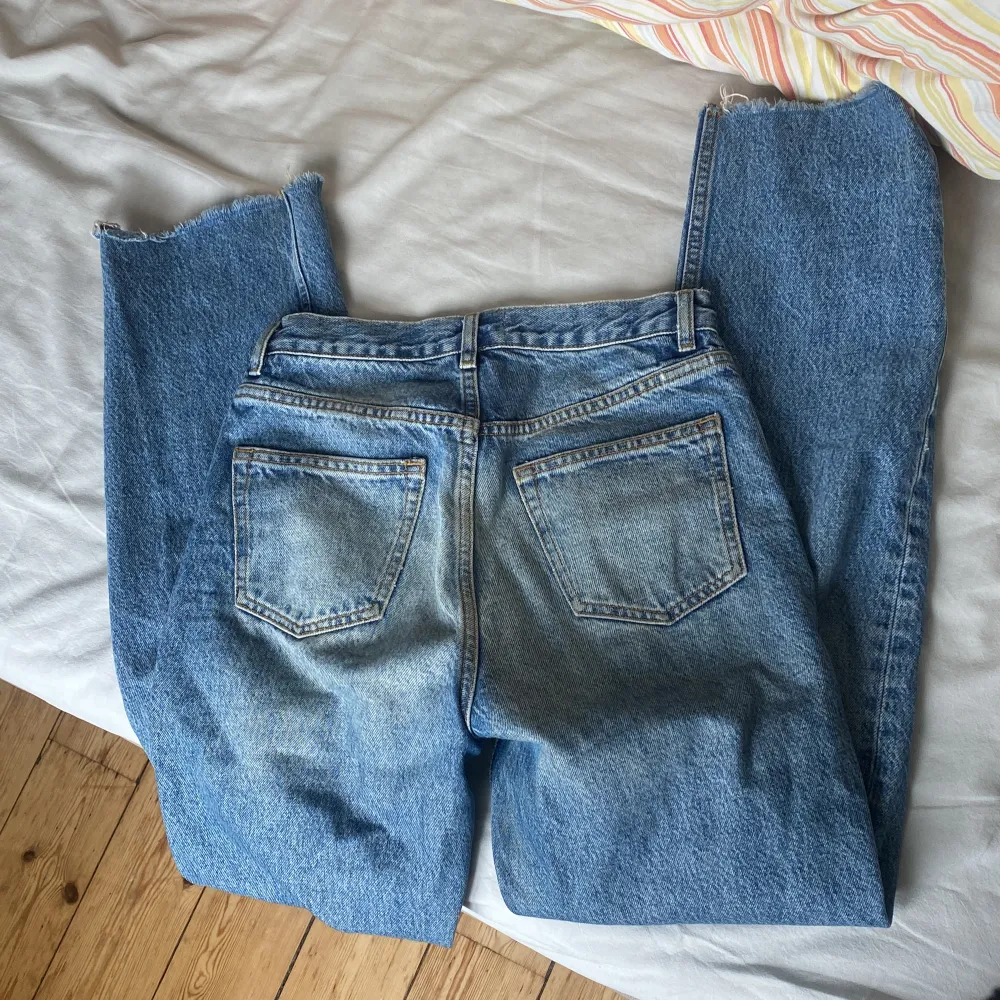 Snygga jeans från & other stories, som strl 34. Sparsamt använda. Raka ben, passar lite kortare ben (jag är 162). Jeans & Byxor.