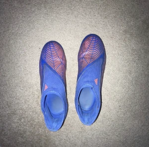 Fotbollskor - Ett par unisex adidas fotbollskor i färgen rosa och blå. Storleken är 38 2/3. Skorna passar även mig som har 39. Både konst/gräs skor. Skorna är bara använda en säsong och därför är i fint skick😊Nypris, 799 kr! 