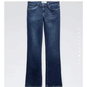 Ett par low waist jeans ifrån zara som tyvärr är för stora för mig💓 de är i väldigt fint skick och är i storlek 40 men är lite stora i storleken🥰 de är helt slutsålda på Zaras hemsida. Kan mötas upp i Stockholm men kan även posta💓
