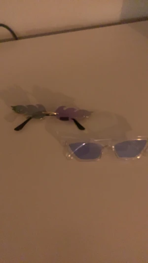 Solglasögon  - Coola roliga designer på solglasögon💙💚aldrig använt🤙🏼