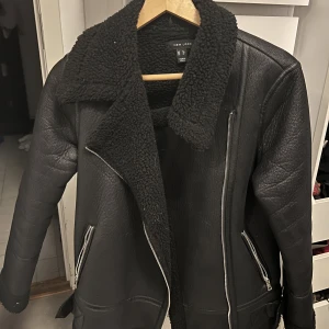 Oversized pilot jacka - Svin snygg oversized pilotjacka köpt på ASOS men säljer pga kommer inte till användning längre! Så varm och dunder för hösten🔥🔥