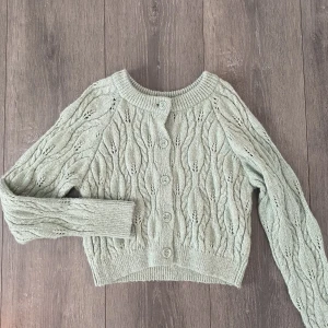 Stickad kofta från Zara - Grön stickad kofta ifrån zara i superfint skick💓