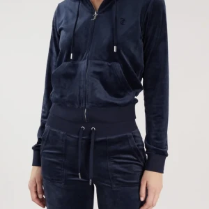 JUICY SETT FÖR 800!! - Ett juicy sett i färgen marin blå, de bra skick på både byxan och koftan bara att färgen har gått bort lite vid kedjan men inget som syns annars är det i bra skick i storlek xs är både koftan o byxan!