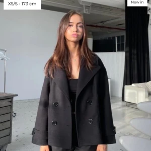 Design by si kappa i svart!! - Säljer min design by si kappa i strl xs färgen svart. Köpt för 757 kr och är använd ca 2 gånger. Priset är + frakt. Valde att lägga budgivning eftersom att så många är intresserade!