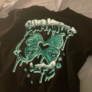 Svart/grön tjock tröja från H&M - Söker denna sjukt fint tjock tröja från H&M💗💗 Pågrund av att dem inte har kommit till användning❤️ Köpte dem för 249kr och tvättas innan den skickas såklart🫶🏻💗