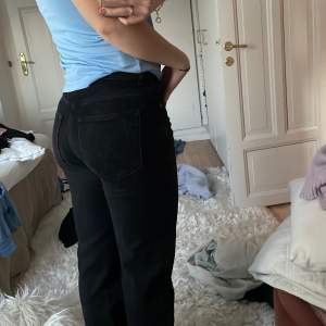 Säljer dessa Mid waist 90s jeans från Gina i storlek 36🖤bra skick och är ej så använda☺️🖤(köpare står för frakten!)