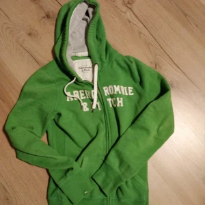 Grön zipup - Snygg grön zip up som jag köpt på Sellpy men inte får användning av längre. Lite nopprig. Sitter lite snyggt baggy på mig som brukar ha S!❤️