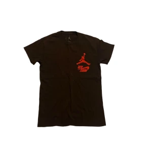 Cactus Jack x Jordan T-shirt - Lite cracking på printen men annars inga problem Resell pris e ungefär 900