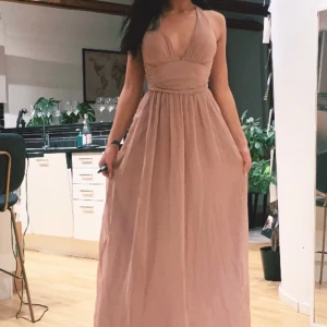 Beige/ljusrosa långklänning bubbleroom storlek S🌸 - Använd en gång för brudtärna på bröllop, en fin långklänning, sitter tight i midjan med vid utsvävning 🌸kan givetvis skicka bättre bilder vid i intresse. 