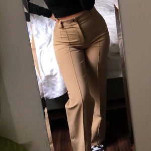 Kostymbyxor zara - Jättefina kostym byxor från zara, har sytt upp byxorna då de var för långa för mig men går enkelt att sprätta upp.