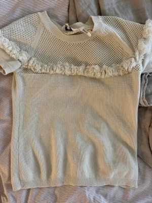 Stickad topp - Skit snygg stickad topp perfekt till sommaren. Nyskick och knappt använd 