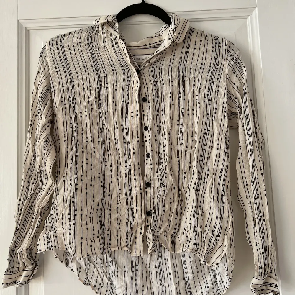 Skjorta i vitt med ränder och prickar (nästan aldrig använd), från the shirt factory. Stlk 36/38 💕. Skjortor.