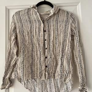 Skjorta i vitt med ränder och prickar (nästan aldrig använd), från the shirt factory. Stlk 36/38 💕