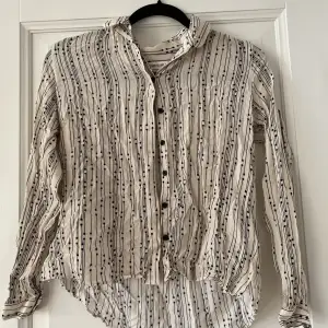 Skjorta i vitt med ränder och prickar (nästan aldrig använd), från the shirt factory. Stlk 36/38 💕
