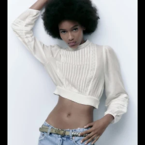 Blus från Zara - Otroligt snygg blus från Zara, aldrig använd och prislappen sitter kvar❤️