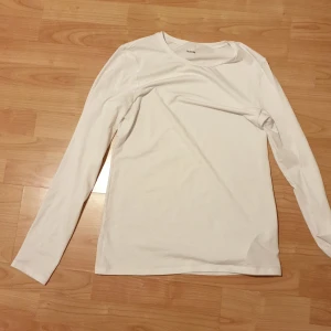 Bas tröja - jätte fin tunn trikå tröja ifrån tenzis/zalando. Tröjan är aldrig använd då vitt inte är min färg. Den  är i storlek l fast passar som en s. Kontakta mig om intresserad