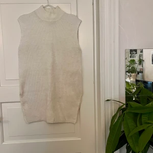 Stickad väst🤍 - Vit stickad väst. Maja Nilsson Lindelöf x Ginatricot. Storlek S. Använd en gång. Kan mötas i Göteborg eller skicka, köparen står för frakt. 