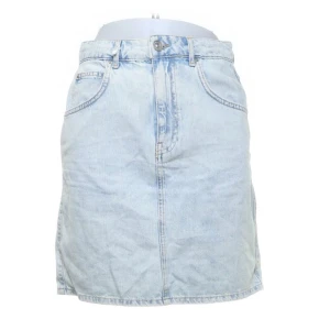 Söt jeanskjol🤍 - Den här söta kjolen köpte jag förra sommaren, den är väldigt söt men tyvärr så passar den inte längre mig. Perfekt till sommaren!  (Storlek 38 )