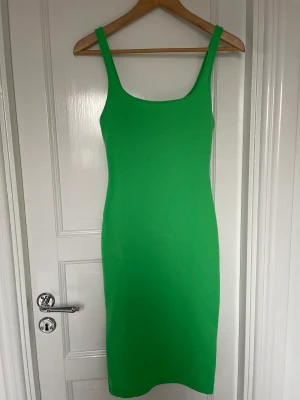Grön klänning från zara med slits - En super snygg klänning med slits från zara! Super skön och i bra skick som 