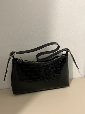 Axelväska nakd - Axelväska från nakd! Den har små små slitning i kanten under som inte syns. Annars i fint skick. Reglerbart band! Varit favoritväskan länge💞🥹