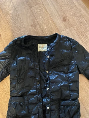 Vårjacka - Säljer min vårjacka, då jag har köpt en ny, jättefin nu till våren och den är i ett bra skick, Skriv om ni har några frågor! Tryck gärna på ”köp nu”