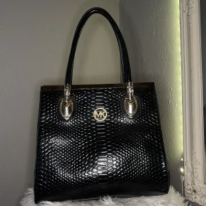 MICHAEL KORS  - Äkta väska.  Oanvänd bara varit med andra väskor i mitt skåp. Lite dammig på sista bilden men rengör den innan den skickas!  Nypris ;- 4500kr Säljs ;- 3000