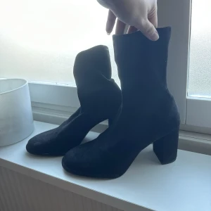 Klackskor - Jätte snygga klackskor i typ ”sammet”  sitter fint runt vaden och hänger inte. Köpta på H&M storlek 38. Mycket bra skick. 